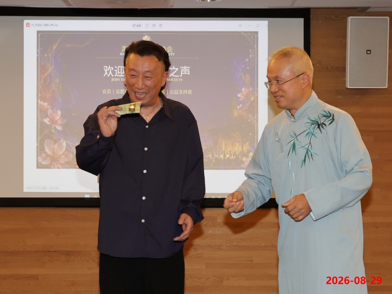 Improvised crosstalk performance on stage