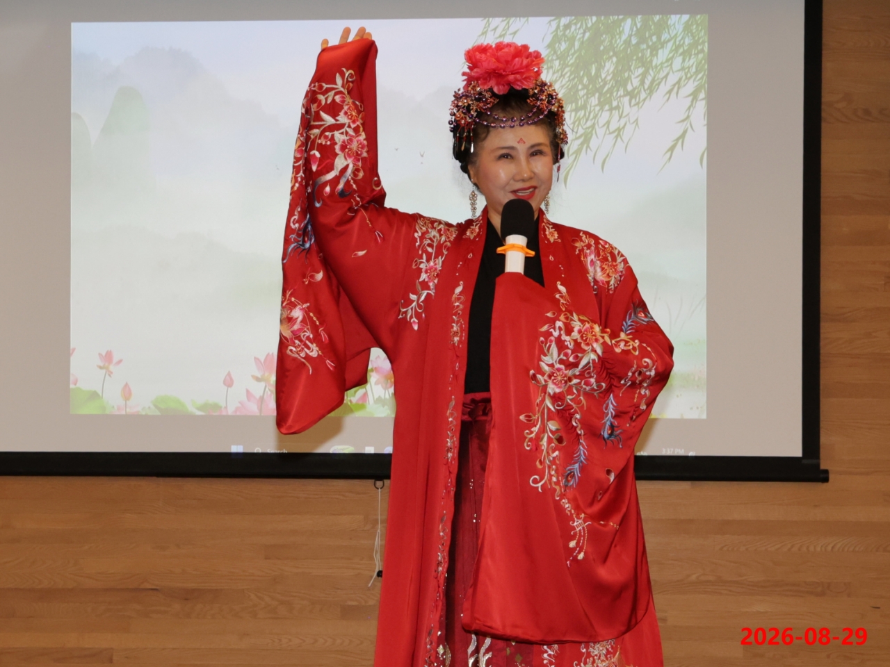 Lu Yuping traditional costume solo performance