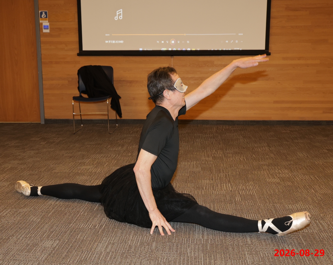 Gu Yue performing Dream Swan floor pose