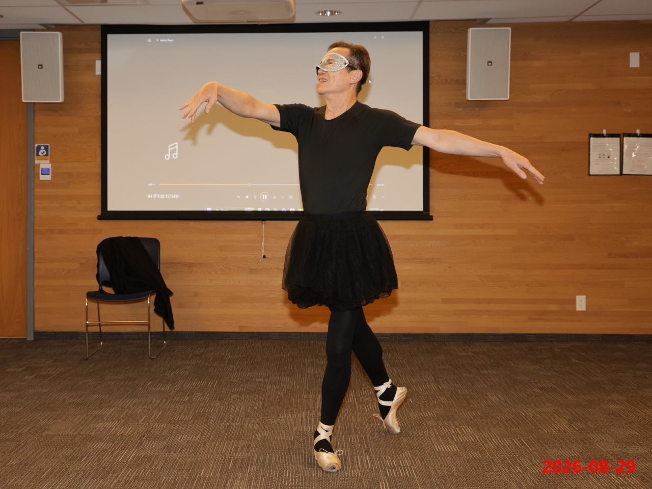 Gu Yue performing Dream Swan standing pose