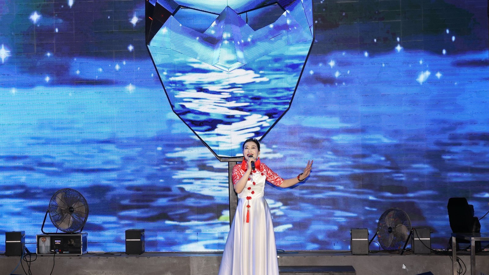 Solo singer in white